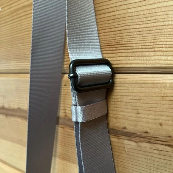 Vuori Women’s All Around Crossbody - Picture 6 of 7